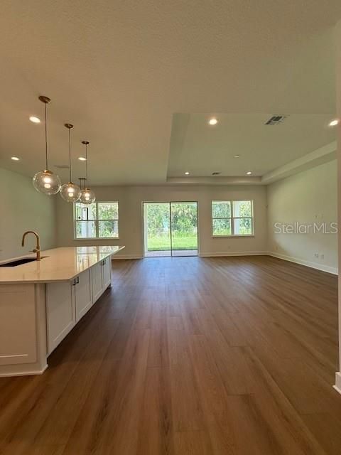 合同活跃: $579,000 (3 贝兹, 2 浴室, 2411 平方英尺)