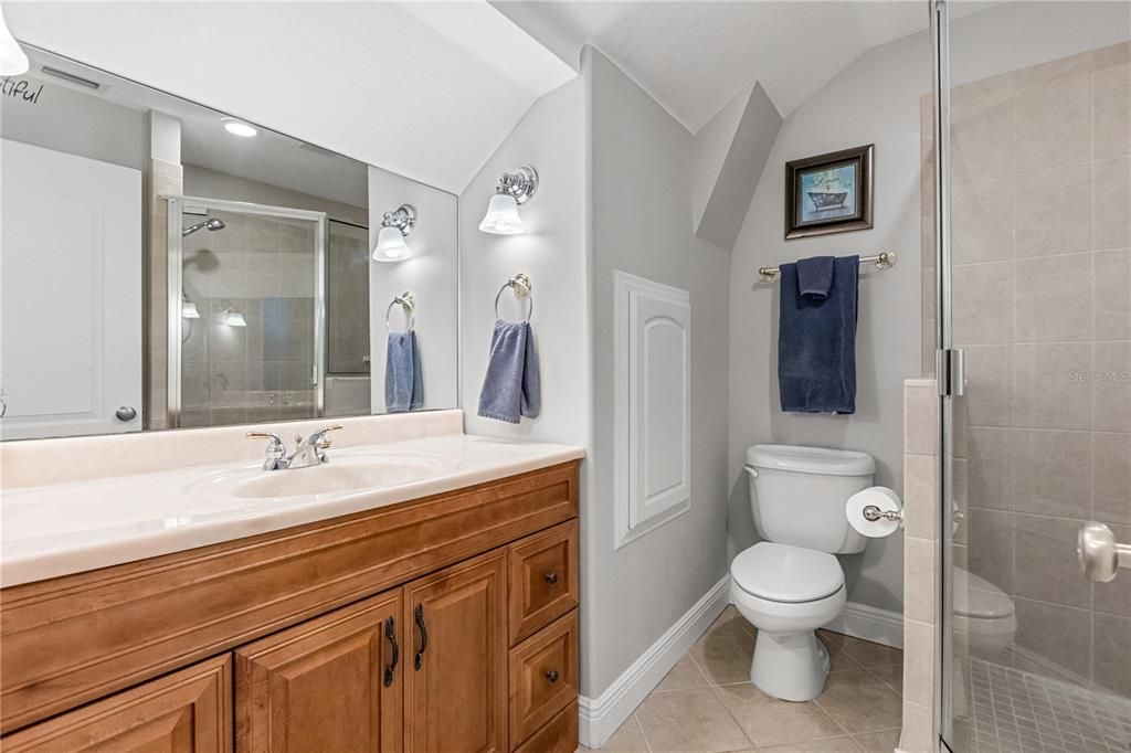 UPSATIRS FULL BATH