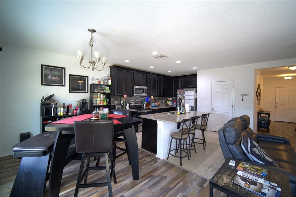 合同活跃: $314,999 (3 贝兹, 2 浴室, 1528 平方英尺)