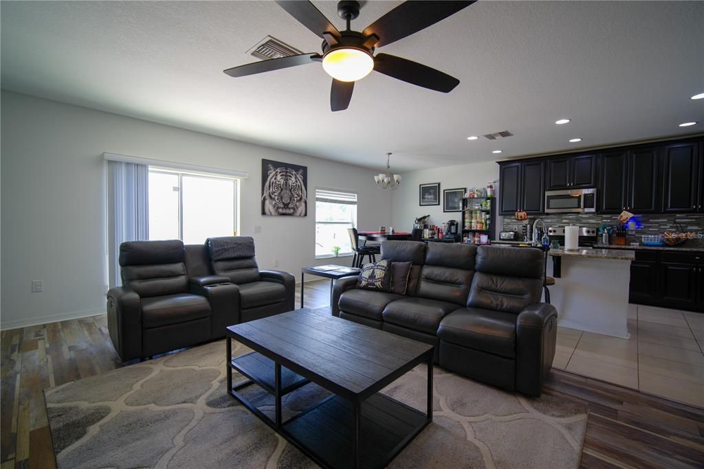 合同活跃: $314,999 (3 贝兹, 2 浴室, 1528 平方英尺)