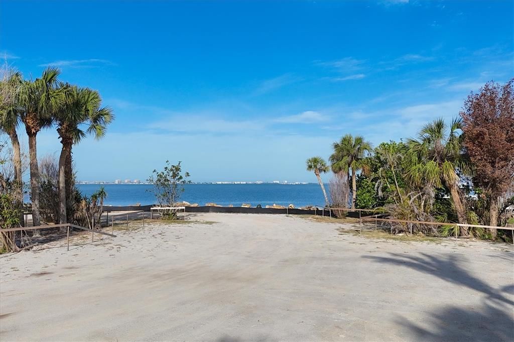 En Venta: $5,500,000 (0.89 acres)