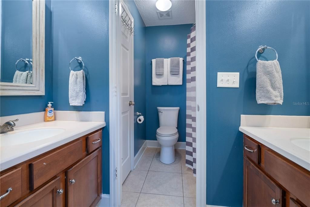 合同活跃: $550,000 (4 贝兹, 2 浴室, 2568 平方英尺)