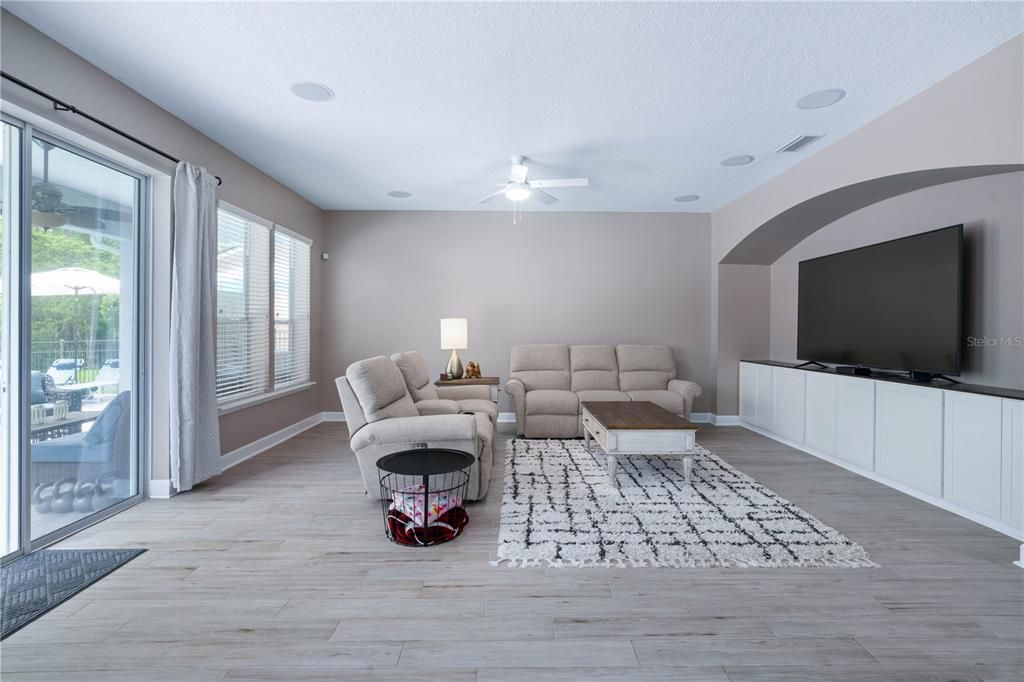 合同活跃: $550,000 (4 贝兹, 2 浴室, 2568 平方英尺)