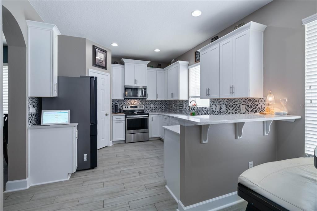 合同活跃: $550,000 (4 贝兹, 2 浴室, 2568 平方英尺)