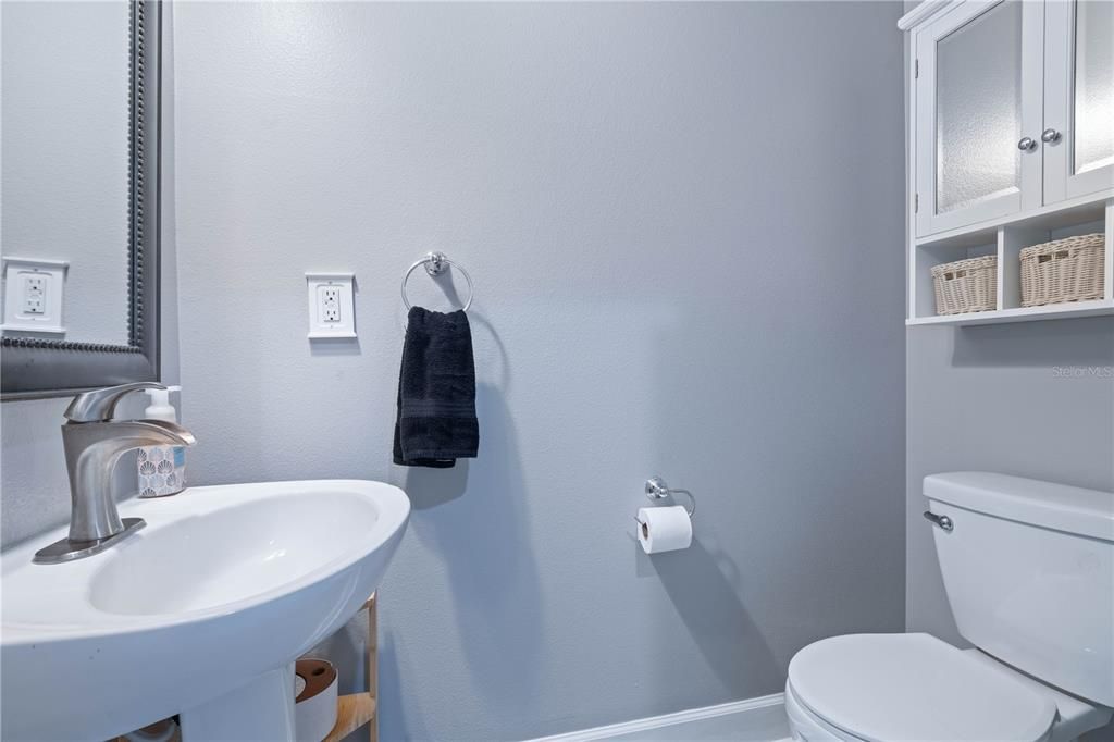 合同活跃: $550,000 (4 贝兹, 2 浴室, 2568 平方英尺)