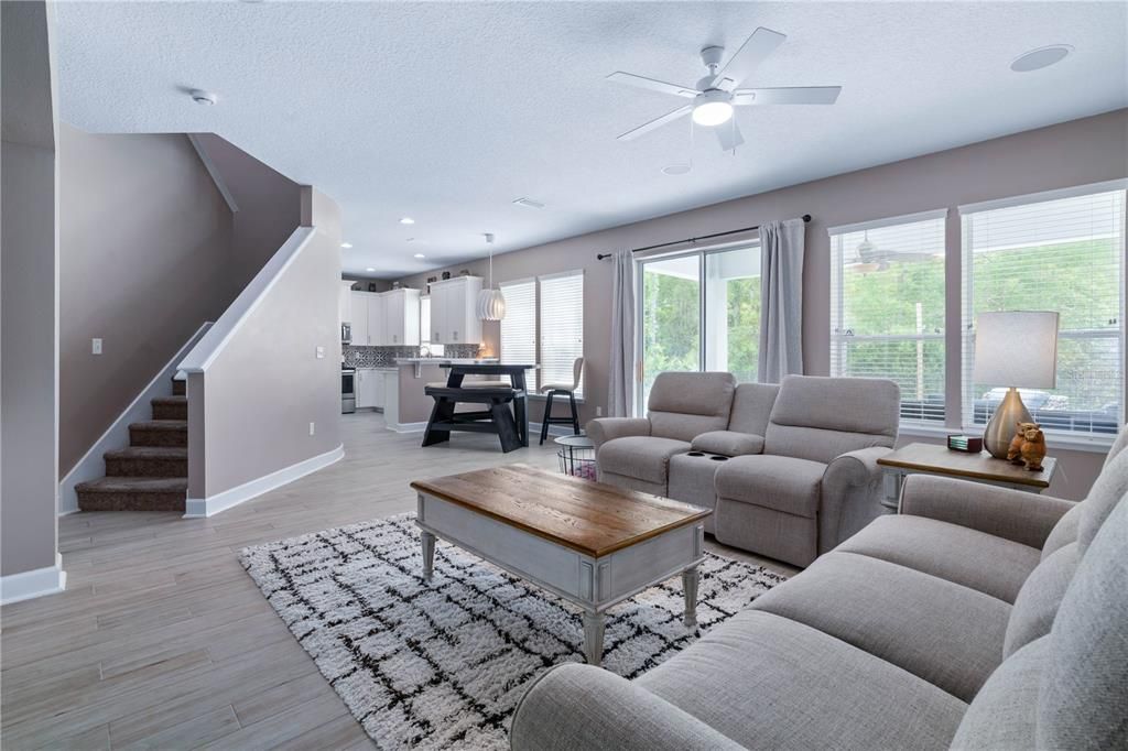 合同活跃: $550,000 (4 贝兹, 2 浴室, 2568 平方英尺)