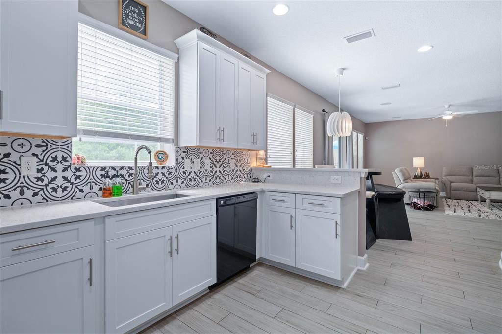 合同活跃: $550,000 (4 贝兹, 2 浴室, 2568 平方英尺)