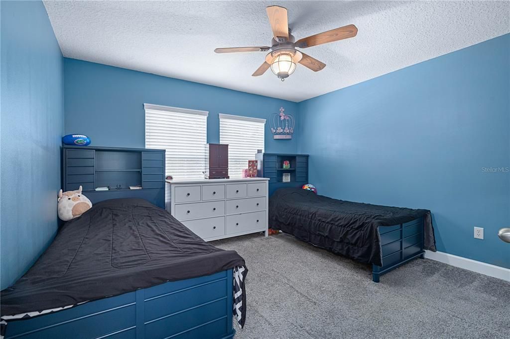 合同活跃: $550,000 (4 贝兹, 2 浴室, 2568 平方英尺)