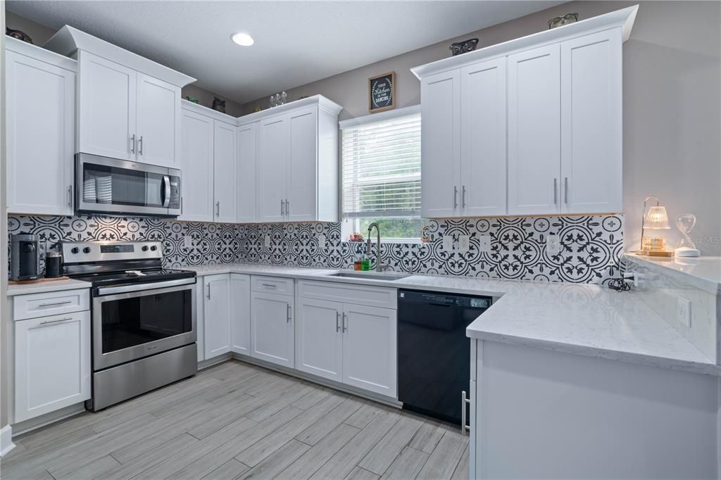 合同活跃: $550,000 (4 贝兹, 2 浴室, 2568 平方英尺)