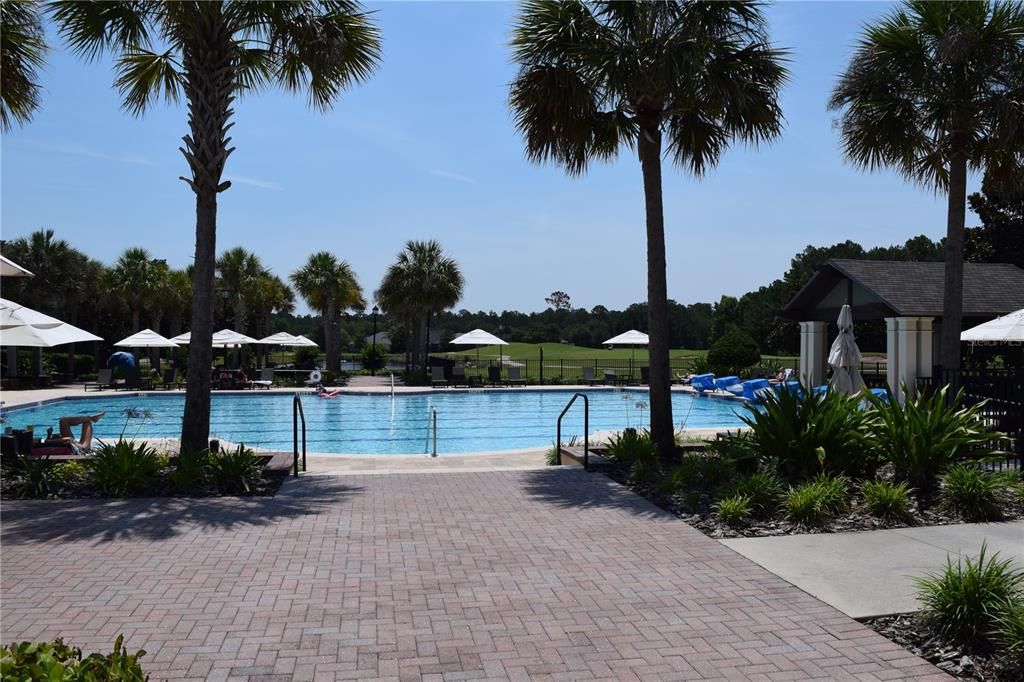 合同活跃: $550,000 (4 贝兹, 2 浴室, 2568 平方英尺)