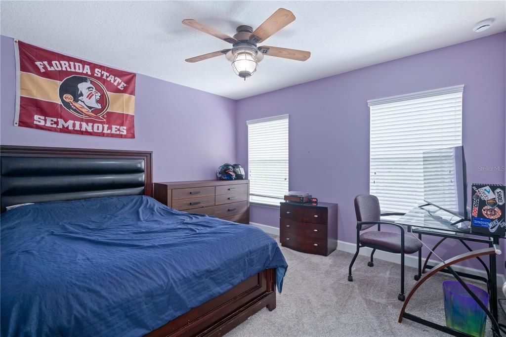 合同活跃: $550,000 (4 贝兹, 2 浴室, 2568 平方英尺)