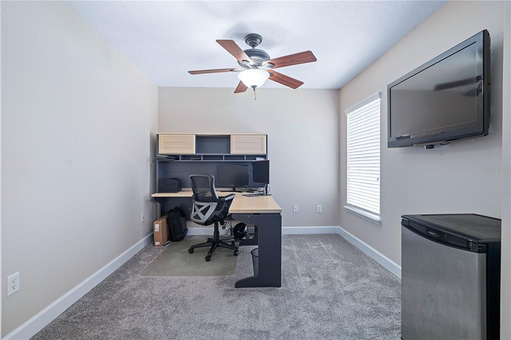 合同活跃: $550,000 (4 贝兹, 2 浴室, 2568 平方英尺)