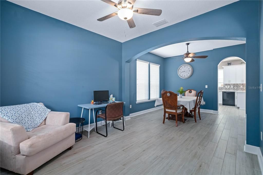 合同活跃: $550,000 (4 贝兹, 2 浴室, 2568 平方英尺)