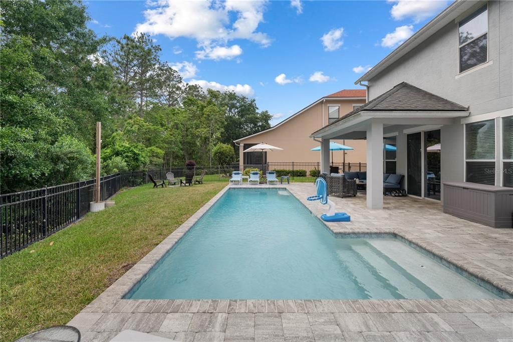 合同活跃: $550,000 (4 贝兹, 2 浴室, 2568 平方英尺)