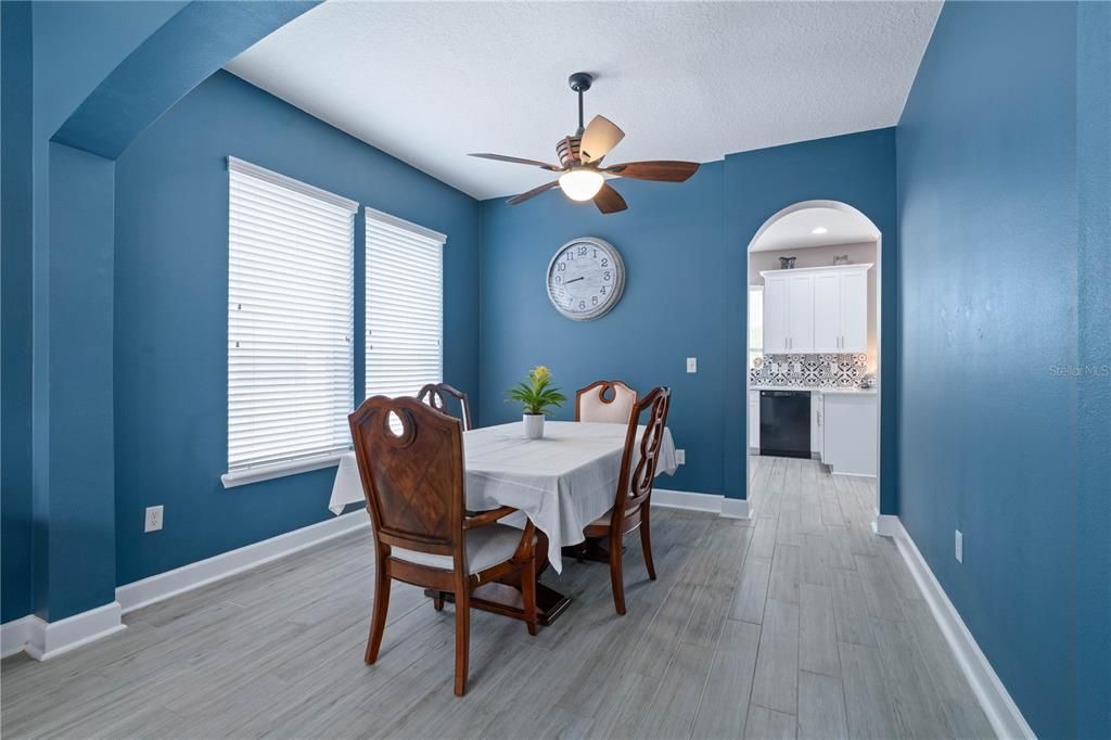 合同活跃: $550,000 (4 贝兹, 2 浴室, 2568 平方英尺)