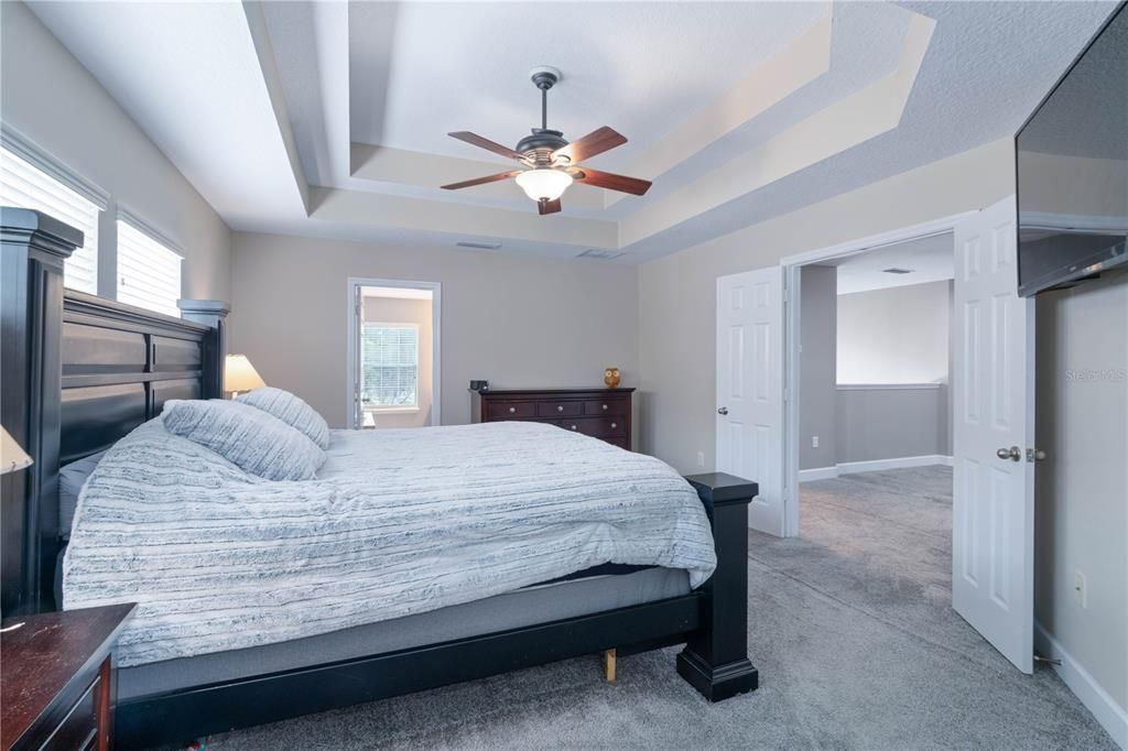 合同活跃: $550,000 (4 贝兹, 2 浴室, 2568 平方英尺)