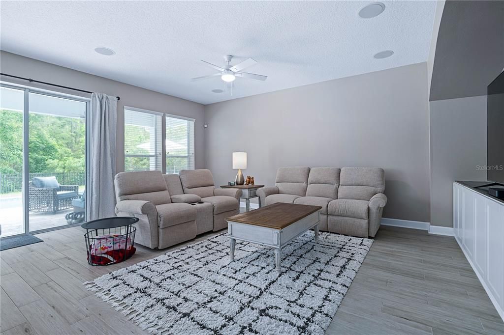 合同活跃: $550,000 (4 贝兹, 2 浴室, 2568 平方英尺)