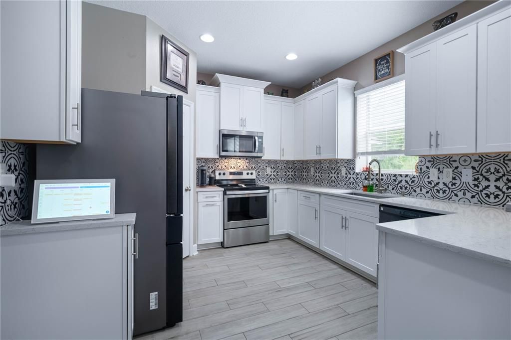 合同活跃: $550,000 (4 贝兹, 2 浴室, 2568 平方英尺)