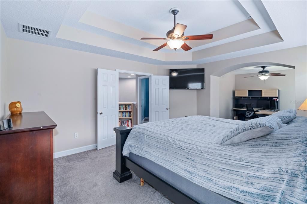 合同活跃: $550,000 (4 贝兹, 2 浴室, 2568 平方英尺)