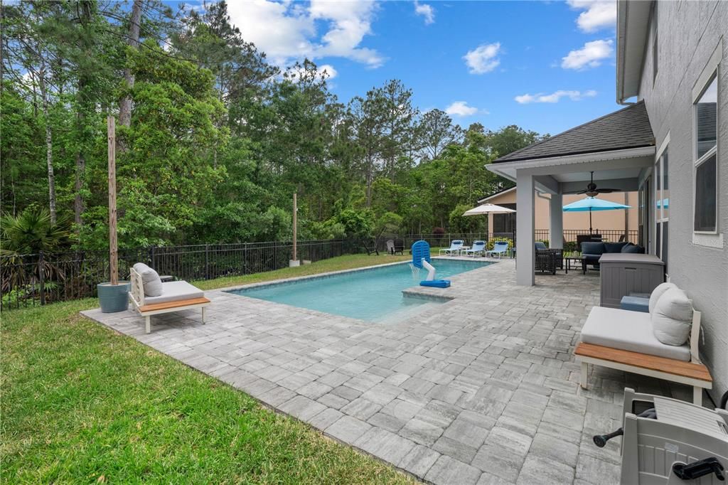 合同活跃: $550,000 (4 贝兹, 2 浴室, 2568 平方英尺)