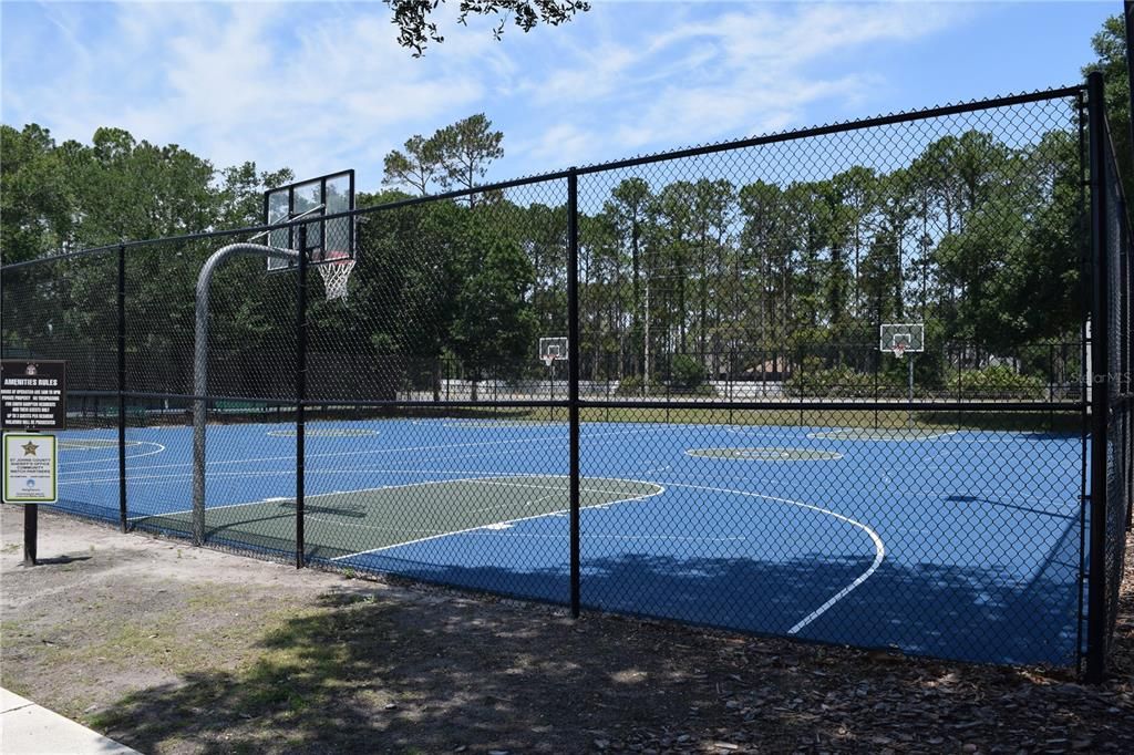 合同活跃: $550,000 (4 贝兹, 2 浴室, 2568 平方英尺)