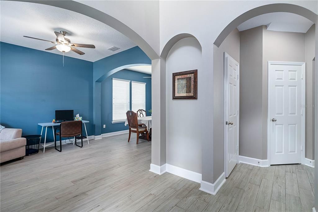 合同活跃: $550,000 (4 贝兹, 2 浴室, 2568 平方英尺)