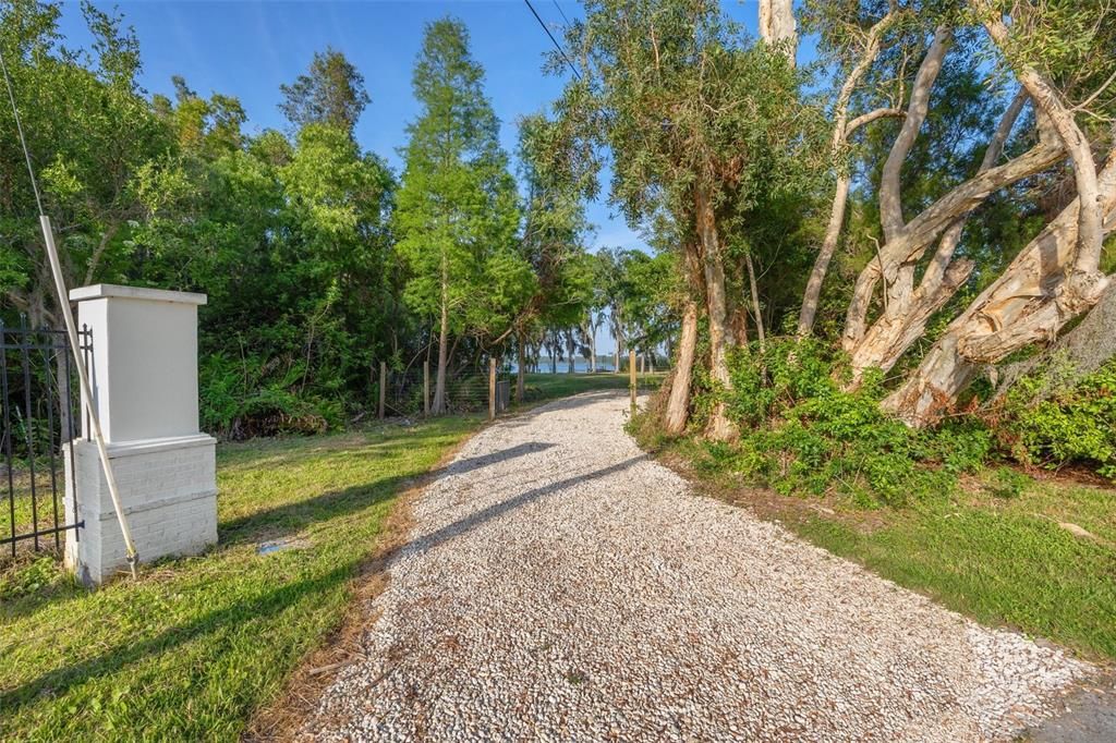 待售: $1,490,000 (2.89 acres)