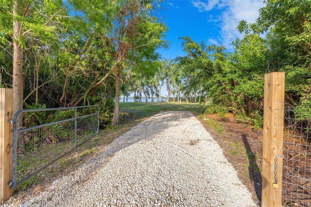 待售: $1,490,000 (2.89 acres)