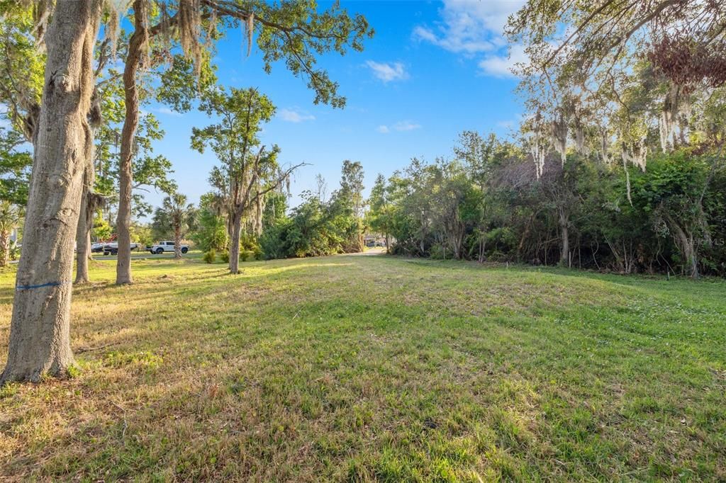 待售: $1,490,000 (2.89 acres)