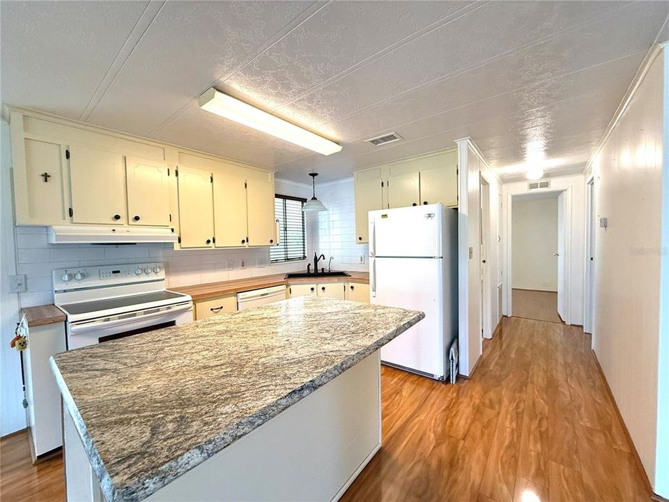 Под контрактом: $289,000 (2 спален, 2 ванн, 1200 Квадратных фут)