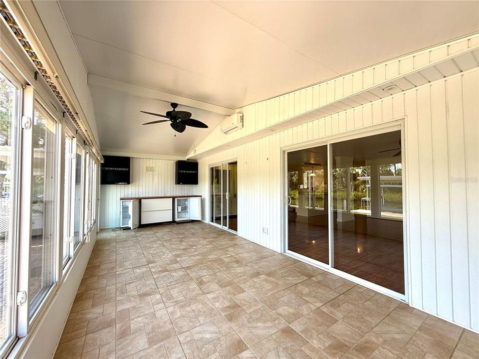 Под контрактом: $289,000 (2 спален, 2 ванн, 1200 Квадратных фут)