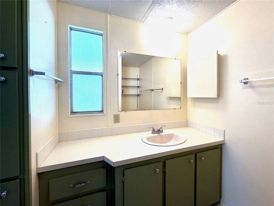 Под контрактом: $289,000 (2 спален, 2 ванн, 1200 Квадратных фут)