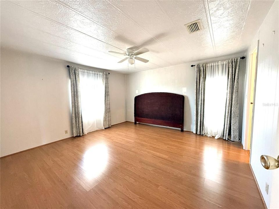 Под контрактом: $289,000 (2 спален, 2 ванн, 1200 Квадратных фут)