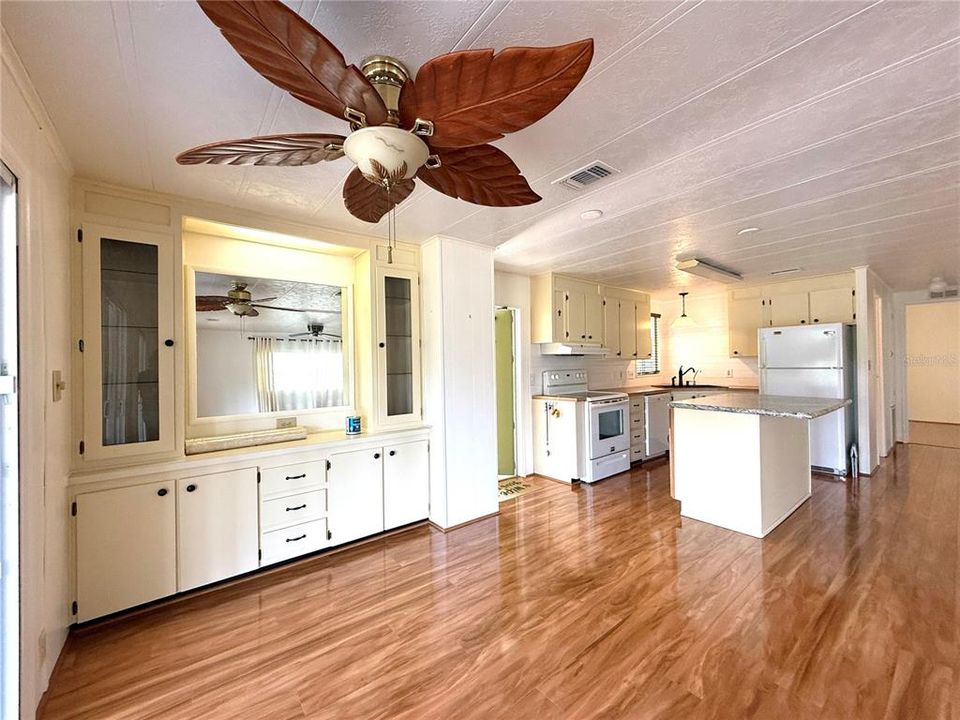 Под контрактом: $289,000 (2 спален, 2 ванн, 1200 Квадратных фут)