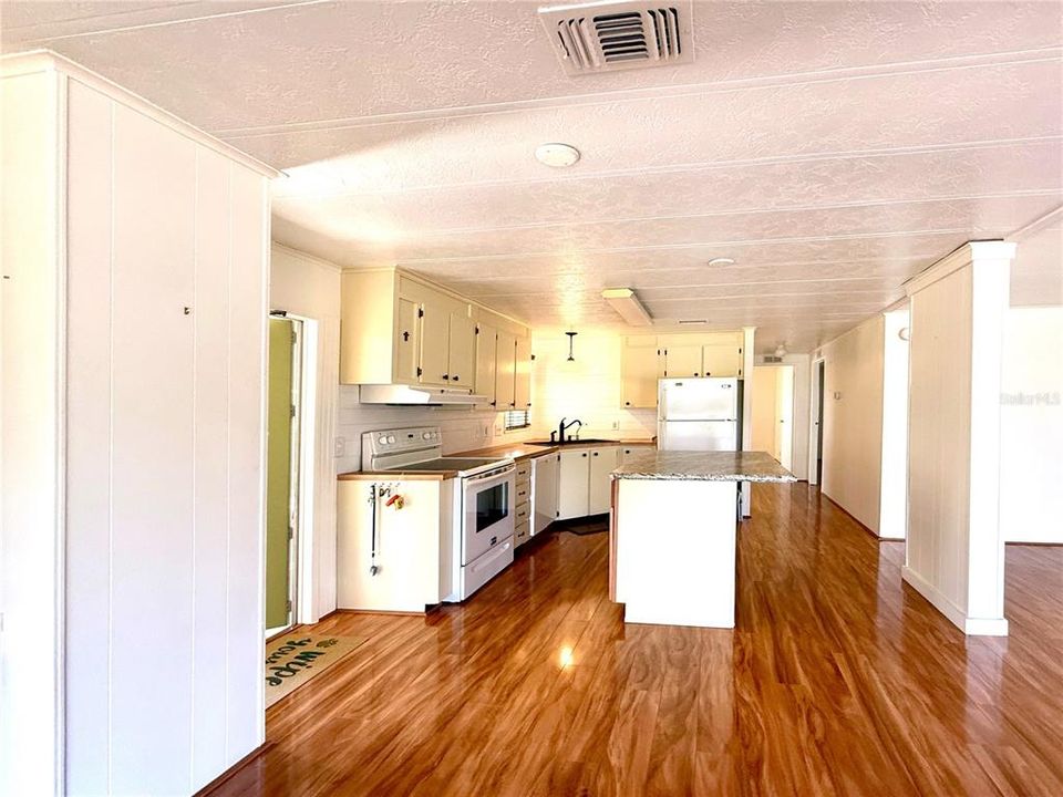 Под контрактом: $289,000 (2 спален, 2 ванн, 1200 Квадратных фут)