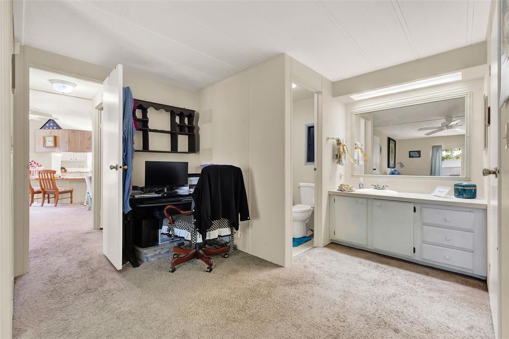 For Sale: $165,900 (2 beds, 2 baths, 1056 Square Feet)