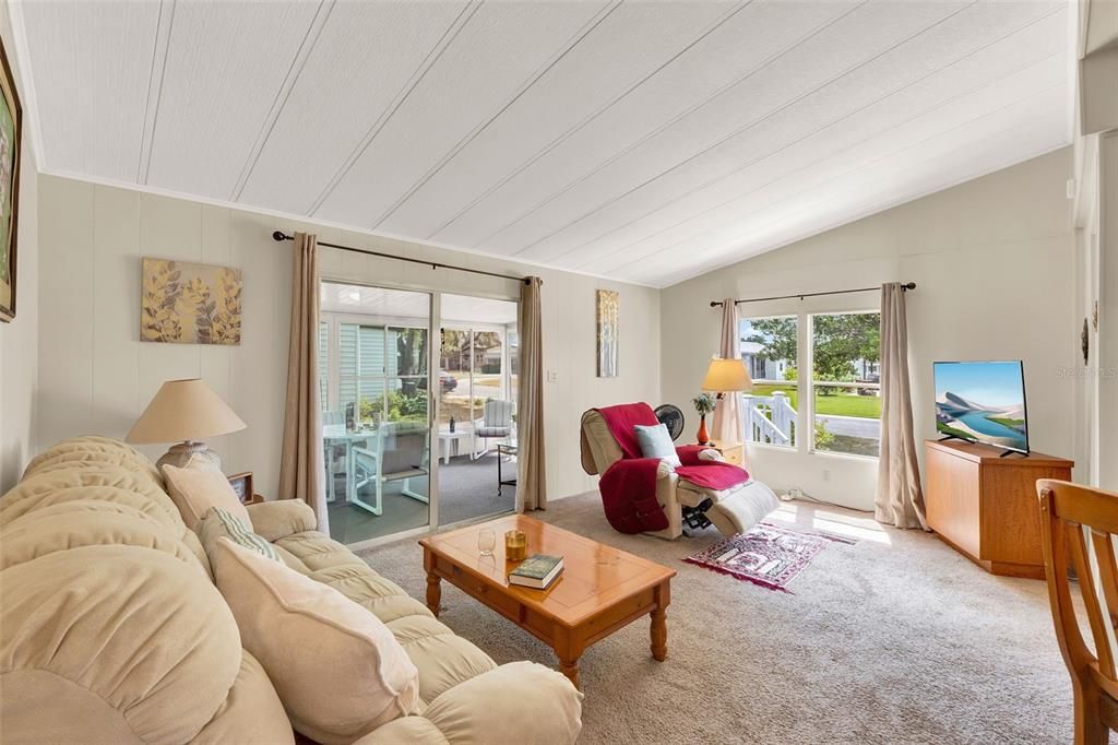 For Sale: $165,900 (2 beds, 2 baths, 1056 Square Feet)