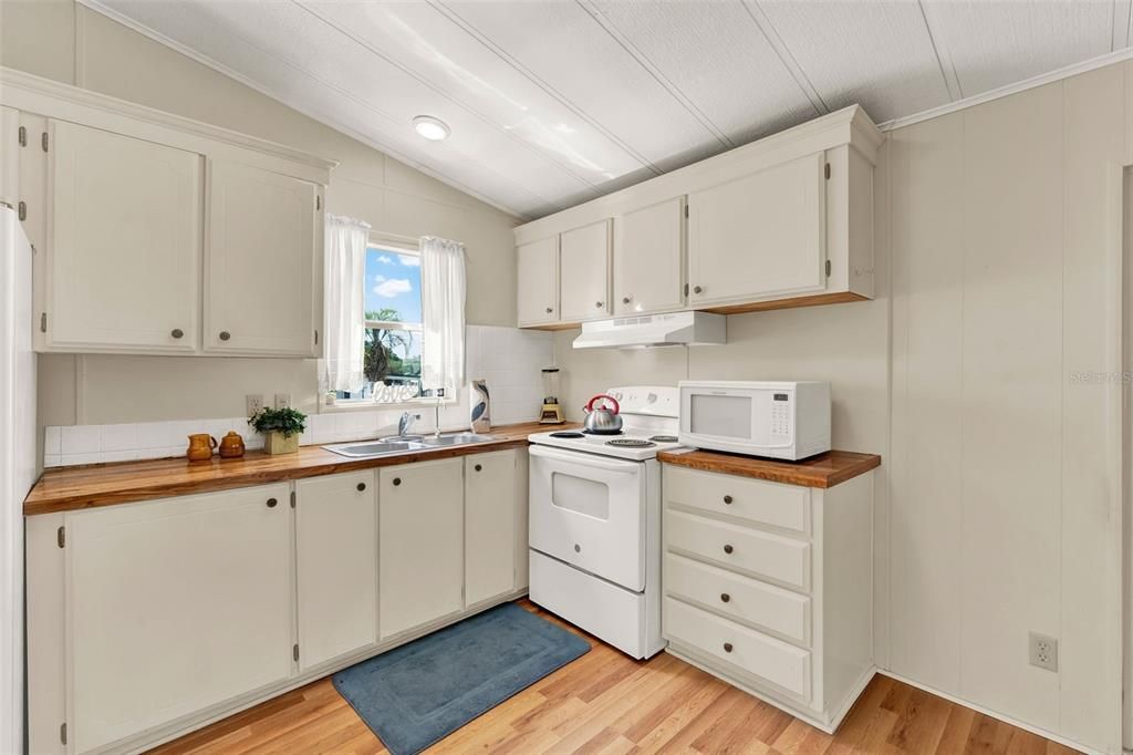 For Sale: $165,900 (2 beds, 2 baths, 1056 Square Feet)