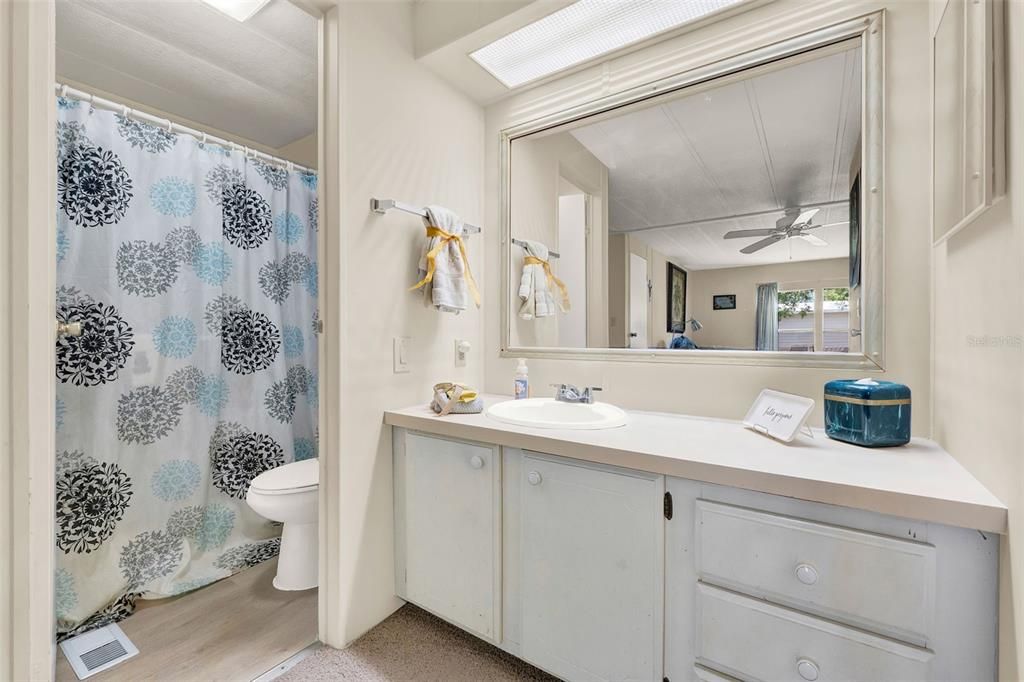 For Sale: $165,900 (2 beds, 2 baths, 1056 Square Feet)