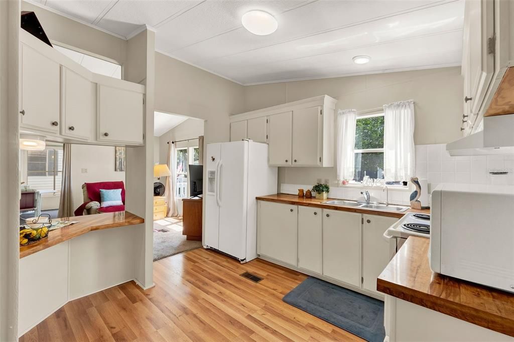 For Sale: $165,900 (2 beds, 2 baths, 1056 Square Feet)