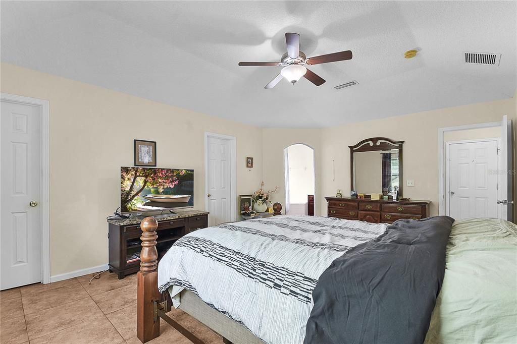 待售: $414,000 (4 贝兹, 2 浴室, 2043 平方英尺)