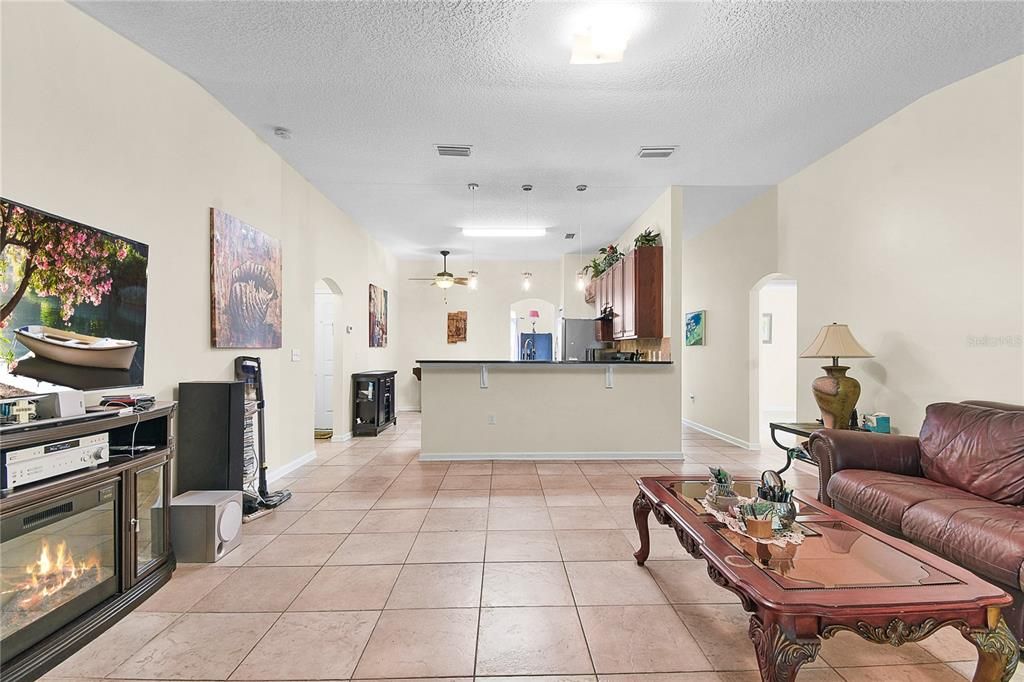 待售: $414,000 (4 贝兹, 2 浴室, 2043 平方英尺)