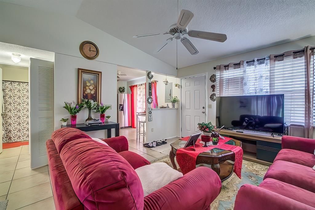 For Sale: $121,900 (2 beds, 2 baths, 832 Square Feet)