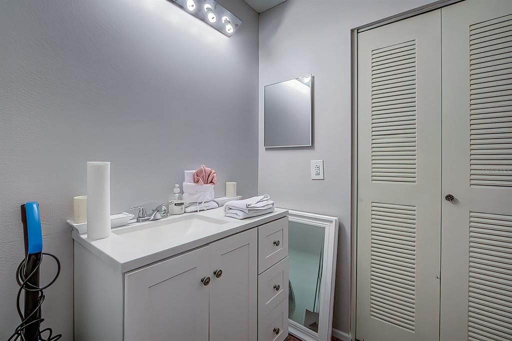 For Sale: $121,900 (2 beds, 2 baths, 832 Square Feet)