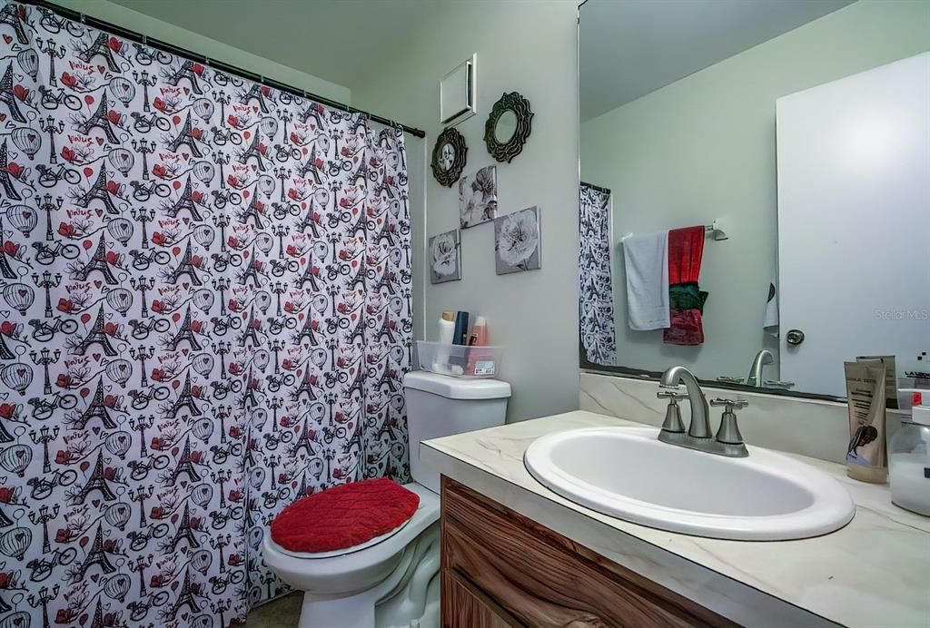 For Sale: $121,900 (2 beds, 2 baths, 832 Square Feet)