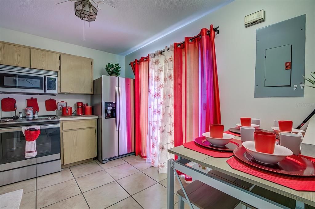 For Sale: $121,900 (2 beds, 2 baths, 832 Square Feet)