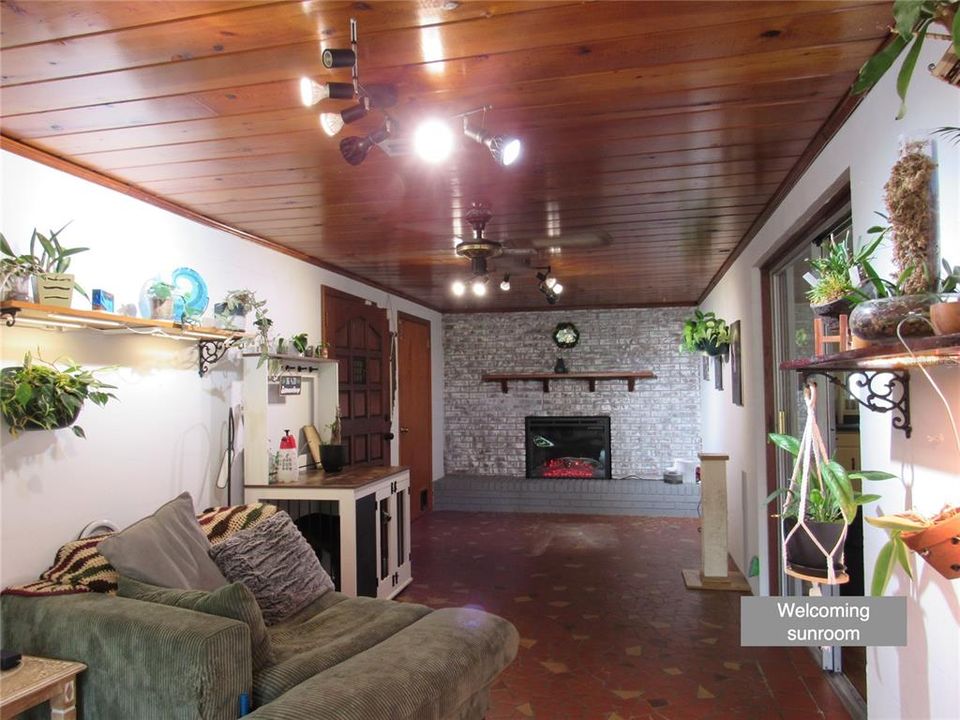 For Sale: $299,900 (3 beds, 2 baths, 1780 Square Feet)