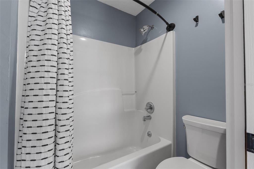 合同活跃: $700,000 (3 贝兹, 2 浴室, 2270 平方英尺)