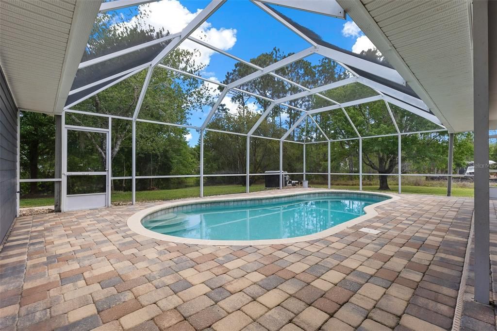 合同活跃: $700,000 (3 贝兹, 2 浴室, 2270 平方英尺)