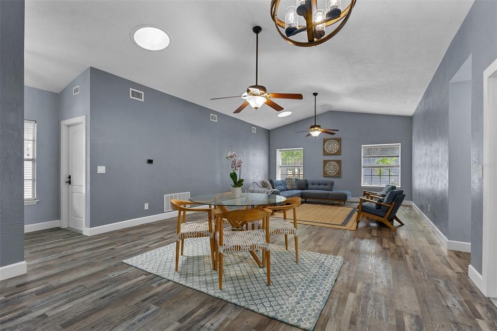 合同活跃: $700,000 (3 贝兹, 2 浴室, 2270 平方英尺)